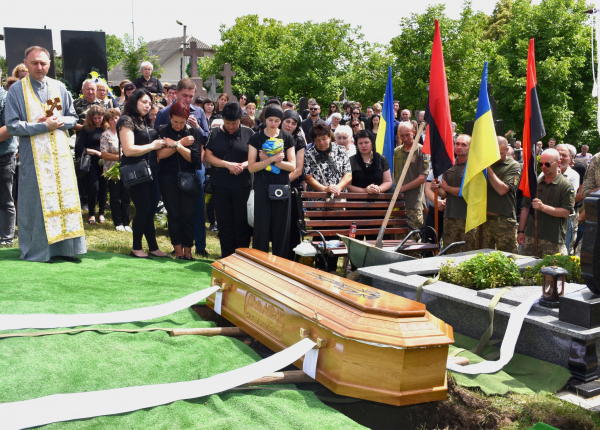 
Біль усієї громади, – у Бучачі попрощались з 39-річним захисником Юрієм Кожушком