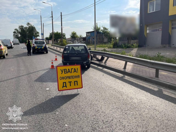 
На Гаївському мості у Тернополі – ДТП: авто врізалось у відбійник (фото)