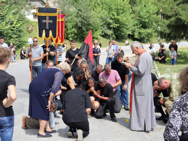 
У Байковецькій громаді навколішки зустріли загиблого на війні Андрія Барну (фото)