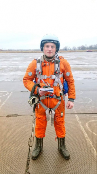 Трьом загиблим пілотам повітряних сил присвоїли звання "Герой України" (фото)
Трьом загиблим пілотам повітряних сил присвоїли звання "Герой України" (фото)