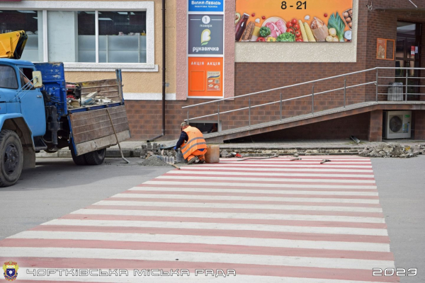 
У Чорткові понижують бордюри на пішохідних переходах (фото)