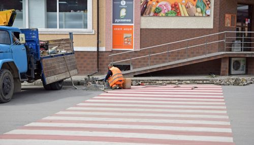 
У Чорткові понижують бордюри на пішохідних переходах (фото)