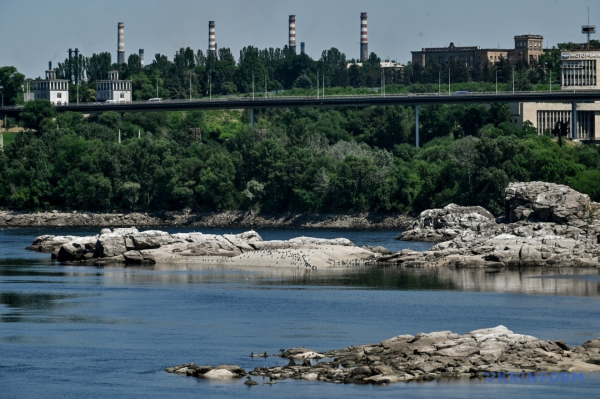 
У Запоріжжі внаслідок падіння рівня води на поверхню вийшли унікальні острови (фото)