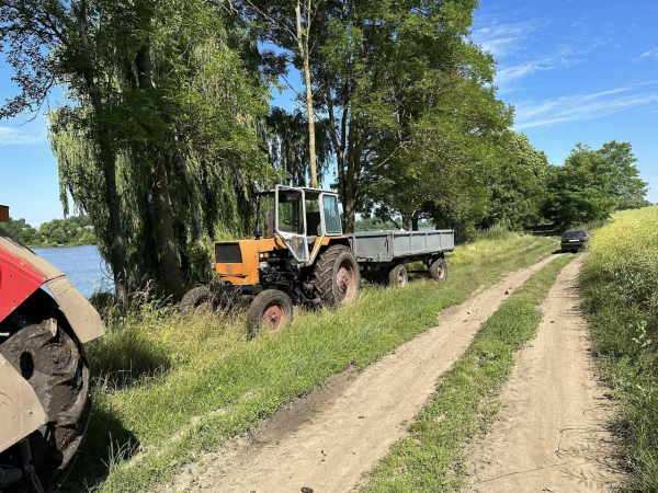 
На ставку в Озерній назбирали причіп сміття (фото)