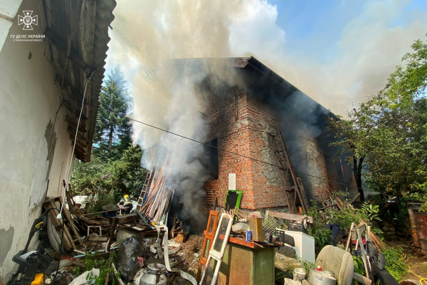 
Під Тернополем гасять масштабну пожежу (фото з місця події)