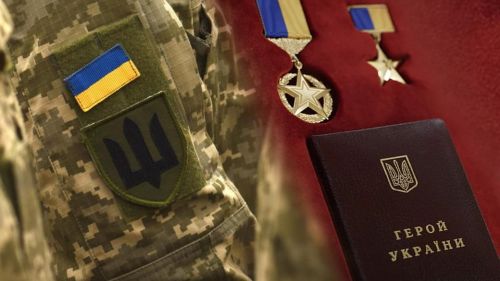Трьом загиблим пілотам повітряних сил присвоїли звання "Герой України" (фото)
Трьом загиблим пілотам повітряних сил присвоїли звання "Герой України" (фото)