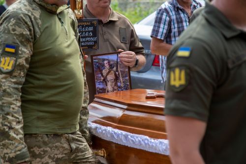 
Навколішки у Великій Березовиці зустріли тіло полеглого 43-річного воїна Ярослава Матіяша (ФОТО)