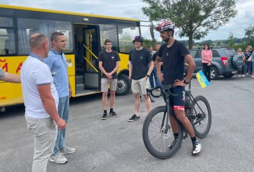 
На Тернопільщині зустріли чоловіка, який з Норвегії приїхав велосипедом, щоб зібрати кошти на ЗСУ