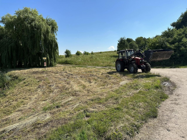 
На ставку в Озерній назбирали причіп сміття (фото)