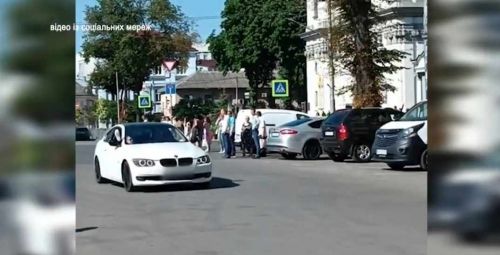 
У Тернополі склали протоколи на 5 молодиків, які хизувалися екстремальним водінням у центрі міста (відео)