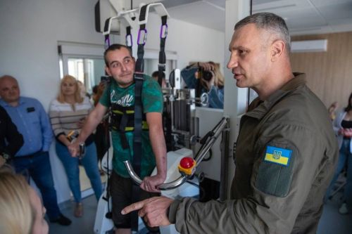 
Віталій Кличко виступив на Львівському форумі з урбаністики та відвідав поранених у реабілітаційному центрі (фото)