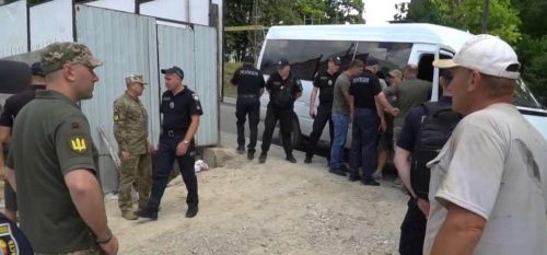 
У центрі Тернополя незаконне будівництво зупинили працівники поліції та військомату (відео)