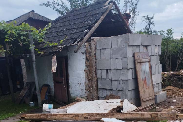 На Чортківщині на жінку впала стіна: врятувати її не вдалось