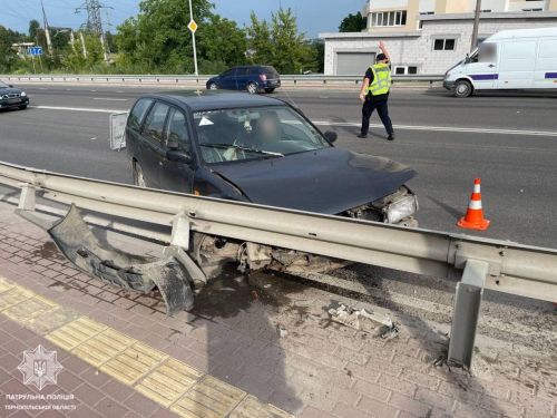 
На Гаївському мості у Тернополі – ДТП: авто врізалось у відбійник (фото)