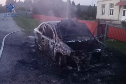 На Чортківщині з невідомих причин згоріло авто (фото)
На Чортківщині з невідомих причин згоріло авто (фото)
