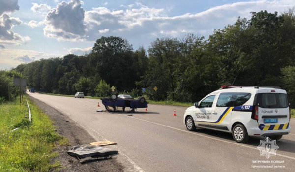 Авто перекинулось на дах: під Тернополем серйозна ДТП