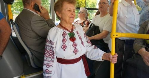 
Пасажири у вишиванках безкоштовно користуватимуться громадським транспортом у Тернополі