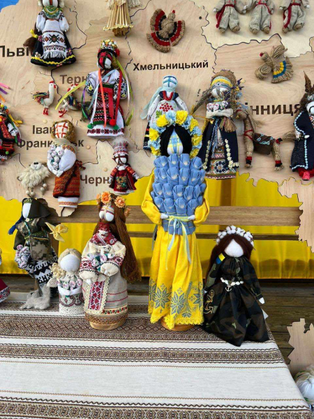 
Занесли у Книгу рекордів: мапу України з унікальними ляльками-мотанками презентували на Тернопільщині (ФОТО)