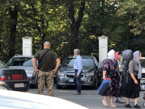 
Правоохоронці супроводжують колону паломників московського патріархату до Почаєва та штрафують порушників