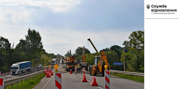 
Демонтують балки: на Тернопільщині капітально ремонтують 36-метровий аварійний міст через річку Стрипа (фото)