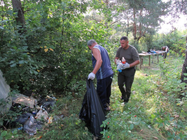 
Відпочивали, як люди, а сміття залишили, як свині: на Тернопільщині прибрали відпочинкові зони на березі Дністра (фото)