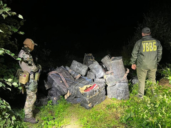 
Рекордсмени: 5 контрабандистів намагалися перенести до Румунії 15 тисяч пачок сигарет (фото)