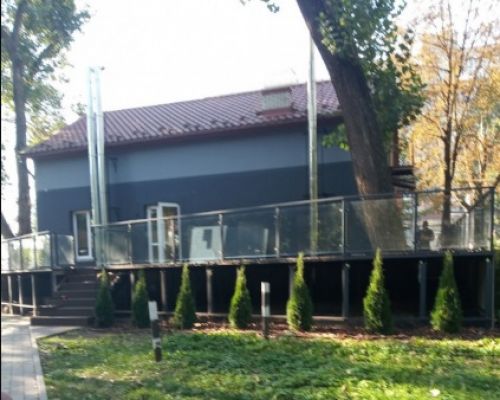 
У тернопільському парку демонтували літній майданчик (фото)