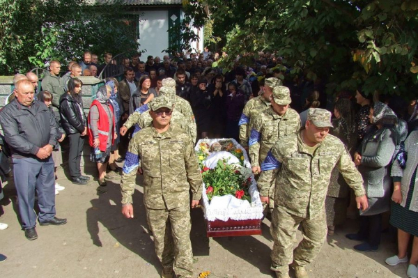 
Був добродушним та надзвичайно працьовитим: на Шумщині поховали військового Леоніда Навроцького (фото)