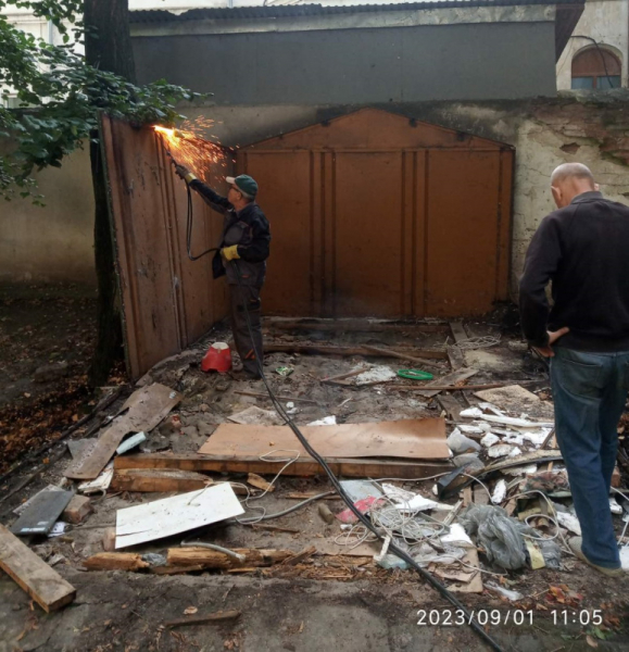 
У центрі Тернополя демонтували гараж – власника не знайшли (ФОТО)