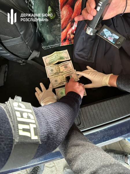
На хабарі затримали львівських митників, які вимагали гроші за ввезені речі для ЗСУ (ФОТО)