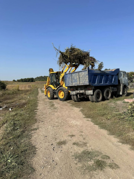 
Вивезли 8 КаМАЗів сміття: у селі на Тернопільщині поприбирали кладовище (фото)