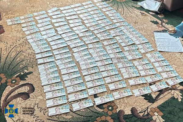 
СБУ затримала рекетира, який «вибивав» гроші з родин загиблих воїнів ЗСУ (фото)