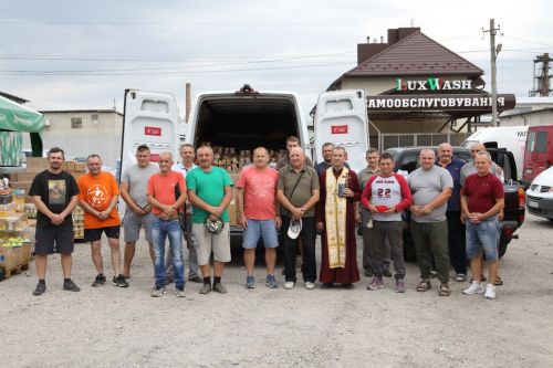 
«Українська команда» разом з волонтерами центру «Ольвія» відправили автомобіль та продукти на передову