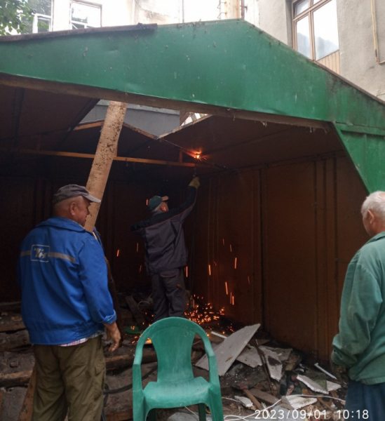 
У центрі Тернополя демонтували гараж – власника не знайшли (ФОТО)