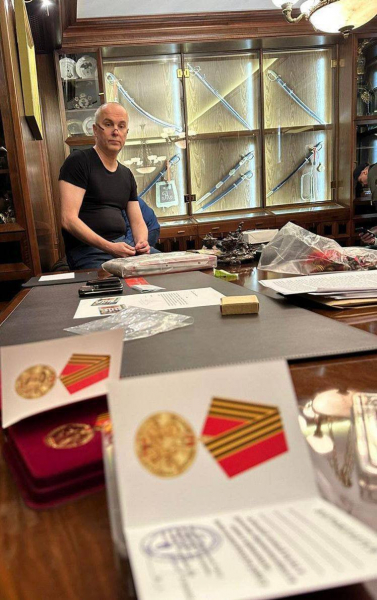 
Обшуки в екс-нардепа Шуфрича: вражають радянські кітелі та імперські колекції (ФОТО)