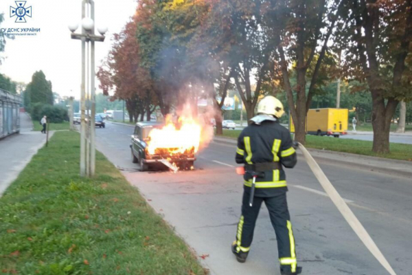 У Тернополі посеред вулиці горів автомобіль