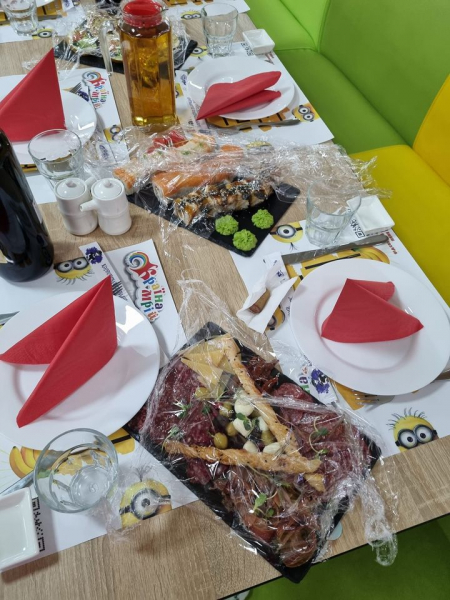 
Мухи на стравах, все "потекло": тернополянка розповіла про зіпсоване святкування дня народження у дитячому кафе (фото, відео)