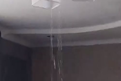  У Тернополі після демонтажу труби центрального опалення одну з квартир заливає водою (відео)