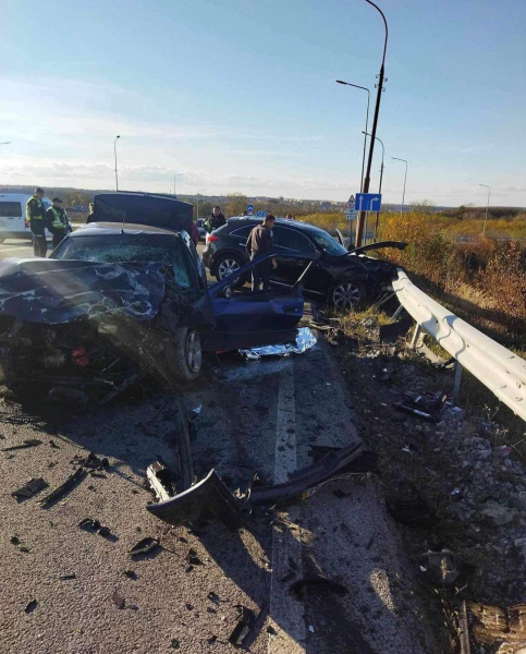 
Син судді з Чорткова скоїв смертельну ДТП: автомобілі розтрощені, є потерпілі (ФОТО)