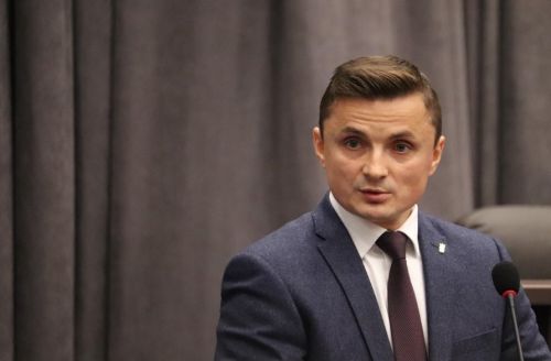 
Перервав відпустку, домовляється з фракціями: Михайло Головко дізнався, що депутати збирають підписи за його відсторонення