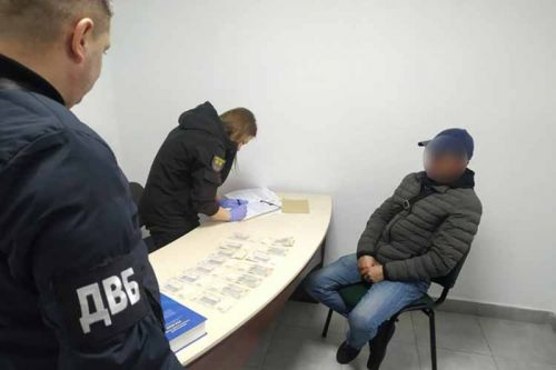 
Намагався підкупити поліцейських: на хабарі затримали жителя Кременеччини