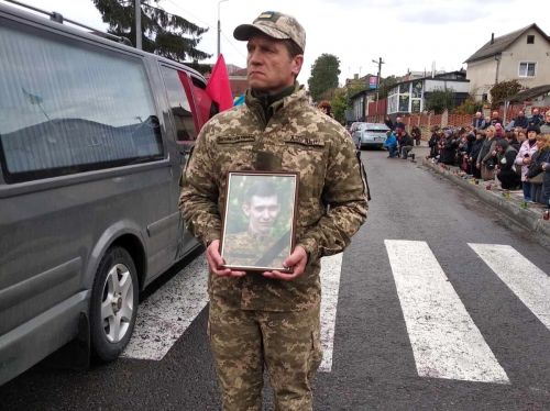 
У Струсові навколішки зустріли загиблого 28-річного захисника Мар'яна Осовського