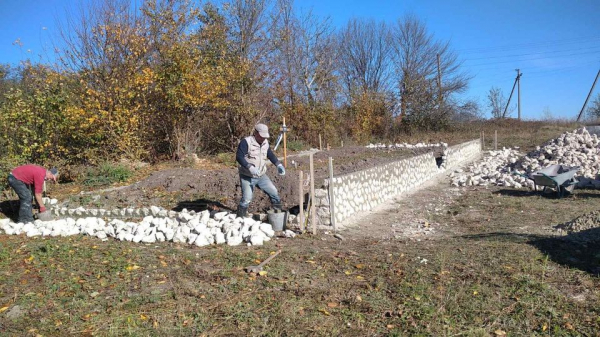 Встановили пам'ятний знак: на Тернопільщині завершили облаштування місця для перепоховання римо-католиків (фото)
Встановили пам'ятний знак: на Тернопільщині завершили облаштування місця для перепоховання римо-католиків (фото)