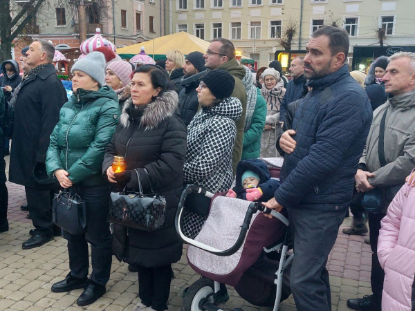 Молимося за мільйони душ… У Тернополі запалили свічки пам'яті