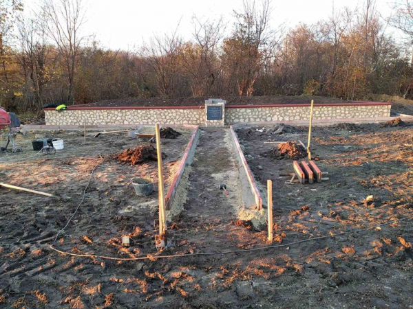 Встановили пам'ятний знак: на Тернопільщині завершили облаштування місця для перепоховання римо-католиків (фото)
Встановили пам'ятний знак: на Тернопільщині завершили облаштування місця для перепоховання римо-католиків (фото)