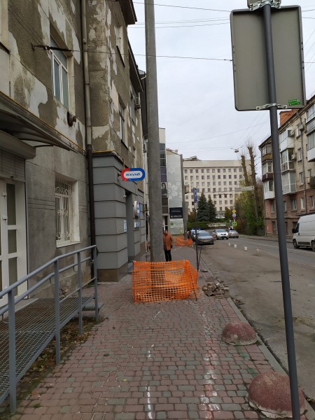 
Ні пройти, ні проїхати: посеред тротуару в центрі Тернополя "виріс" бетонний стовп (фото)