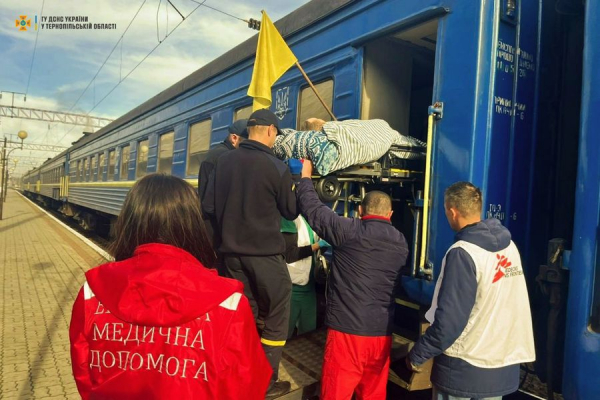 
Людей везли на швидких: у Тернопіль прибув евакуаційний потяг з важкохворими переселенцями (фото)