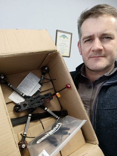 
Тернополяни власноруч виготовили та відправили на передову дрон, вартістю 15 тис грн (фото)