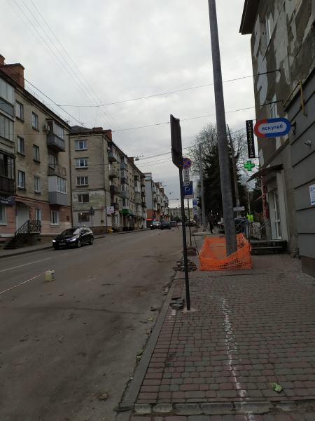 
Ні пройти, ні проїхати: посеред тротуару в центрі Тернополя "виріс" бетонний стовп (фото)
