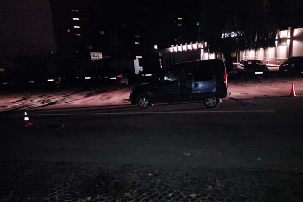 
Вночі на Київській у Тернополі пішохід потрапив під колеса авто (фото)